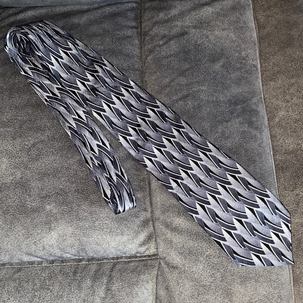 🌻 100% Silk Handsome Designer Gray, White & Black Tie 👔 EUC 🛍 Professional